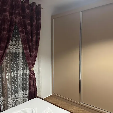 Elmir Apartament's בית הארחה
